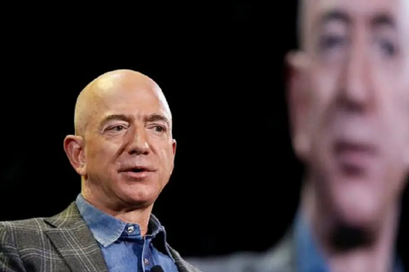 Jeff Bezos impone la censura en The Washington Post y Elon Musk pierde millones con Tesla