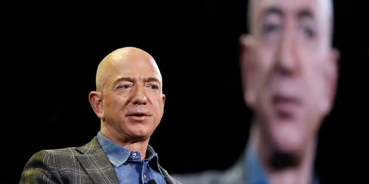 Jeff Bezos impone la censura en The Washington Post y Elon Musk pierde millones con Tesla