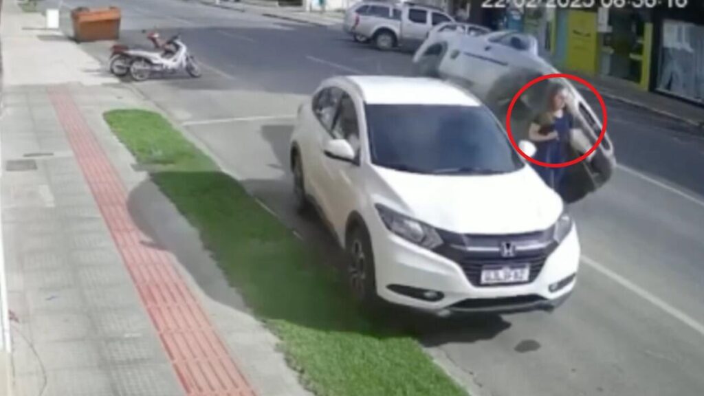 ¡Viva de milagro! Mujer sobrevive tras quedar en medio de un ater..