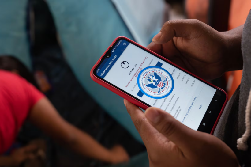 Gobierno de Estados Unidos lanza App para fomentar la autodeportación de inmigrantes