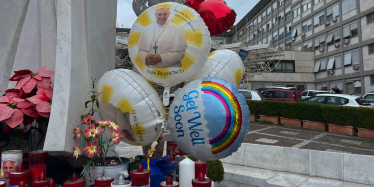 Papa Francisco muestra signos positivos de recuperación tras otra noche estable en el hospital