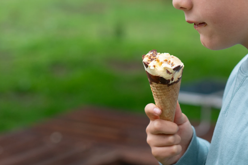 Niño de 4 años llama al 911 a porque su madre se comió su helado