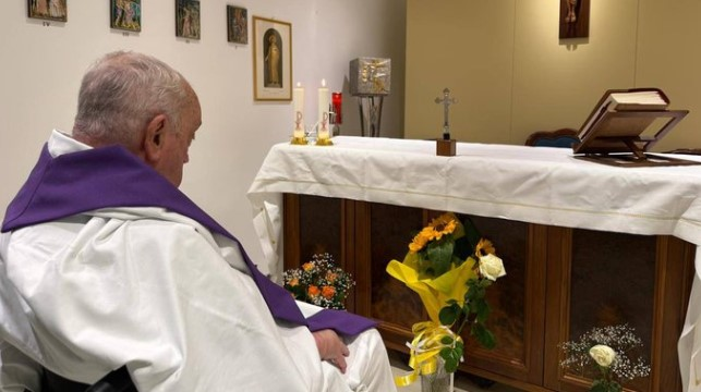 Vaticano publica la primera foto del Papa Francisco tras un mes de hospitalización