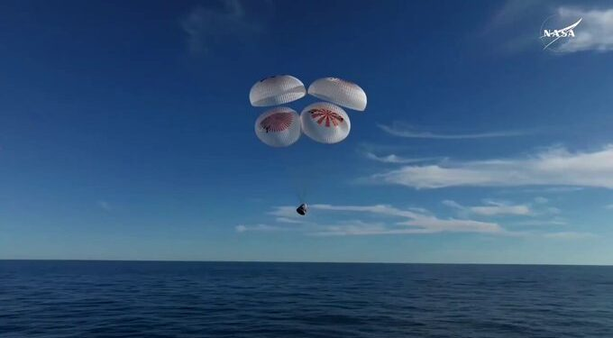 Astronautas regresan a la tierra tras 9 meses varados en la Estación Espacial Internacional