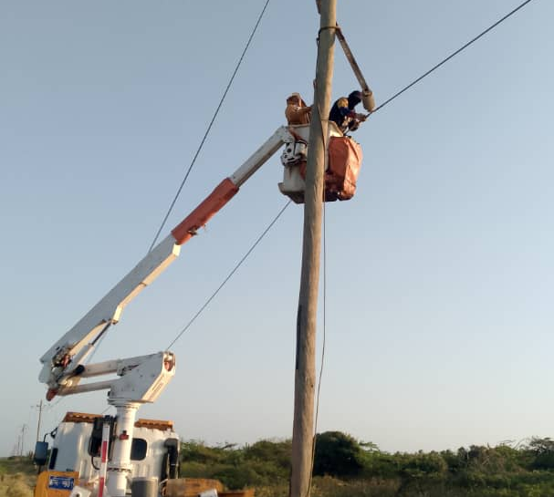 Apagón eléctrico en La Guajira debido a caídas de postes y guayas