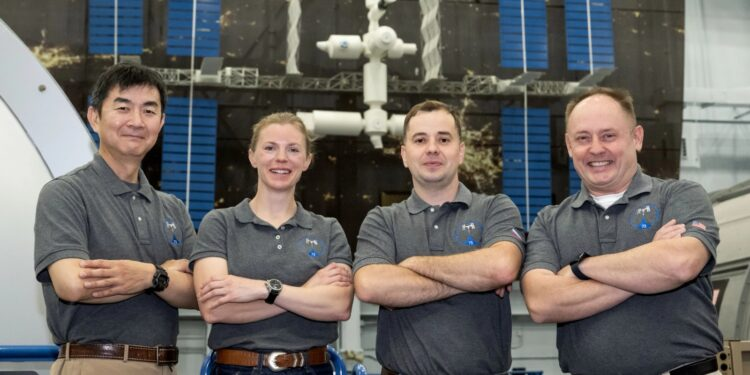 NASA anunció una nueva tripulación para la EEI que viajará en julio