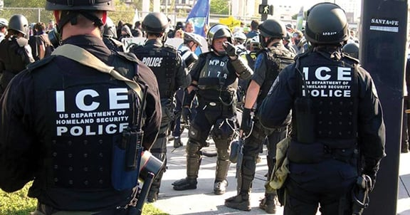 ¡Insólito! Detenidos por fingir ser agentes del ICE y realizar redadas falsas
