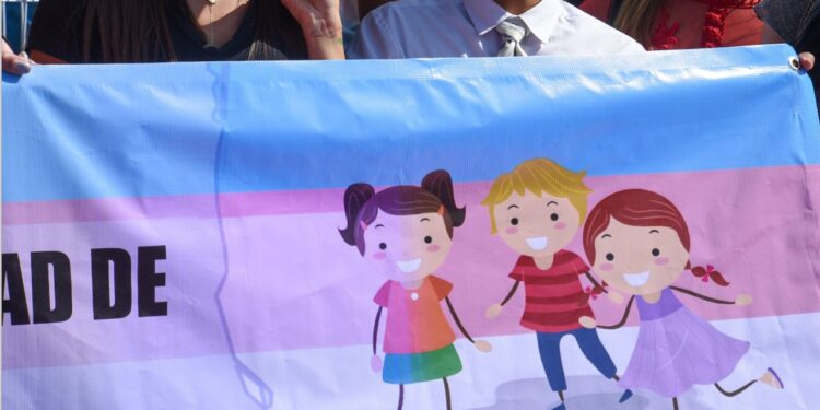 Trump pedirá al Congreso criminalizar los cambios de sexo en niños