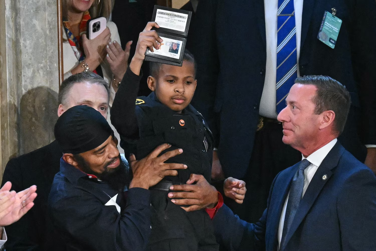 Emotivo momento | Trump nombra a niño de 13 años como agente del Servicio Secreto