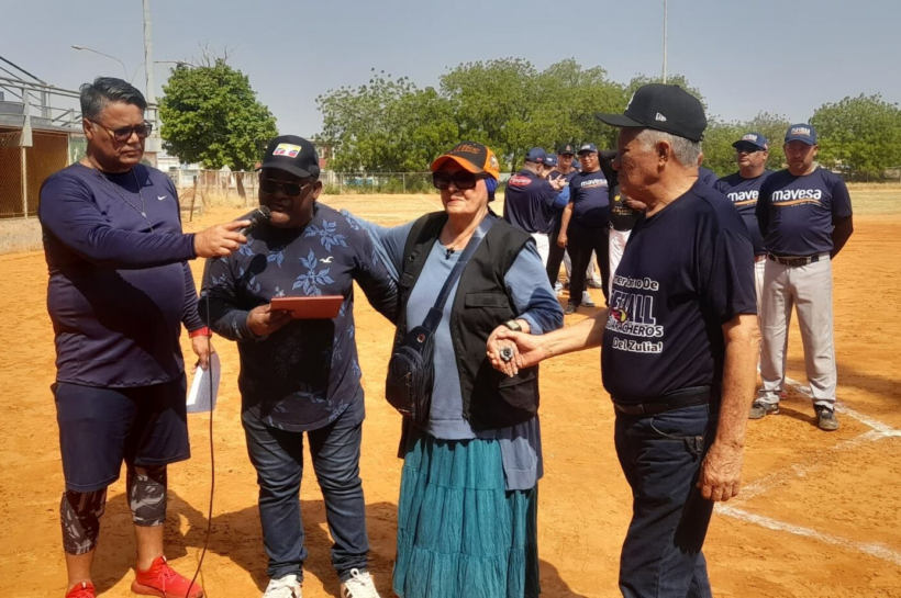 Gladys Cardozo 'Canelita' recibe homenaje en el primer torneo de Softbol Guaracheros del Zulia