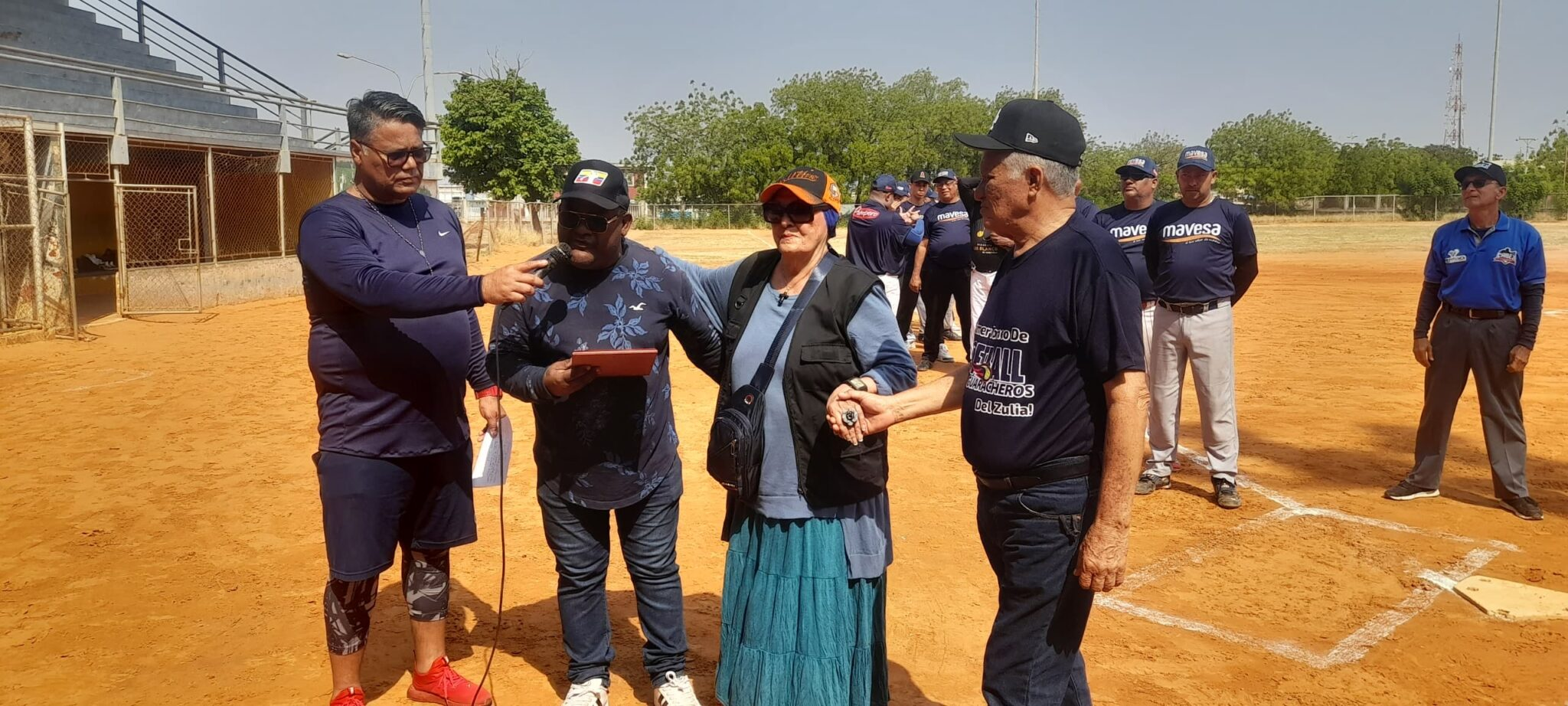 Gladys Cardozo 'Canelita' recibe homenaje en el primer torneo de Softbol Guaracheros del Zulia