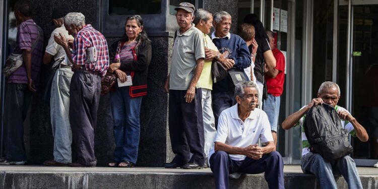 Pensionados venezolanos «viven de la caridad»: Solo pueden cubrir el 10% de sus gastos mensuales