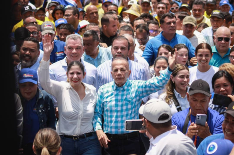‎Voluntariado Unidos por el Zulia acompañó al gobernador Manuel Rosales a inscribir su candidatura ante el CNE