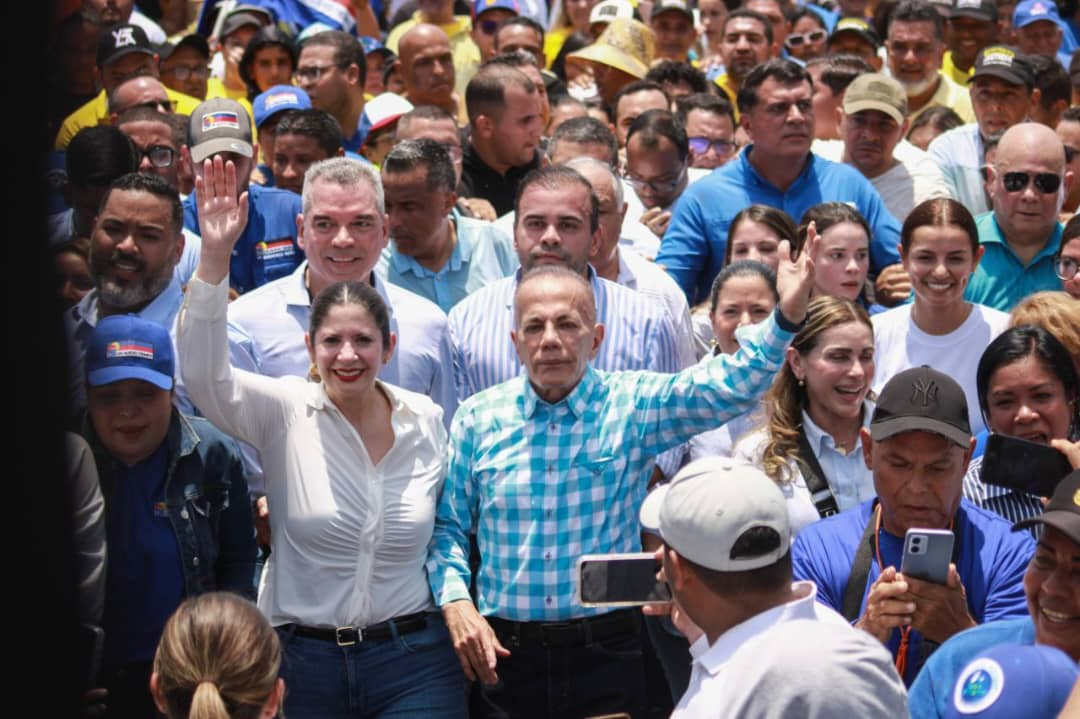 ‎Voluntariado Unidos por el Zulia acompañó al gobernador Manuel Rosales a inscribir su candidatura ante el CNE