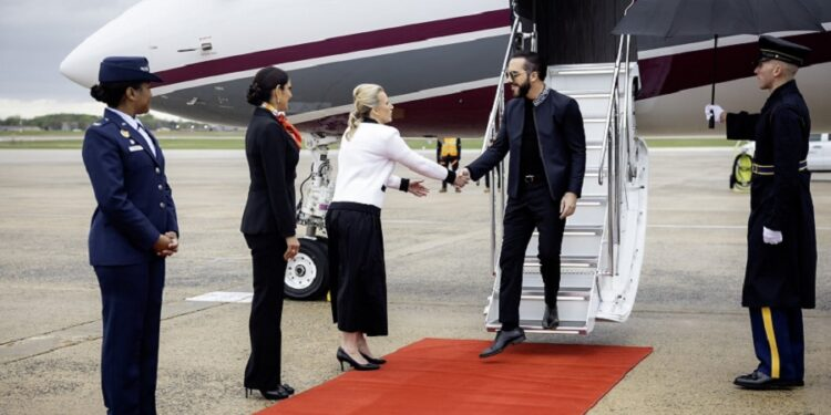 Nayib Bukele aterriza en EE.UU. y se reúne este #14A con Donald Trump