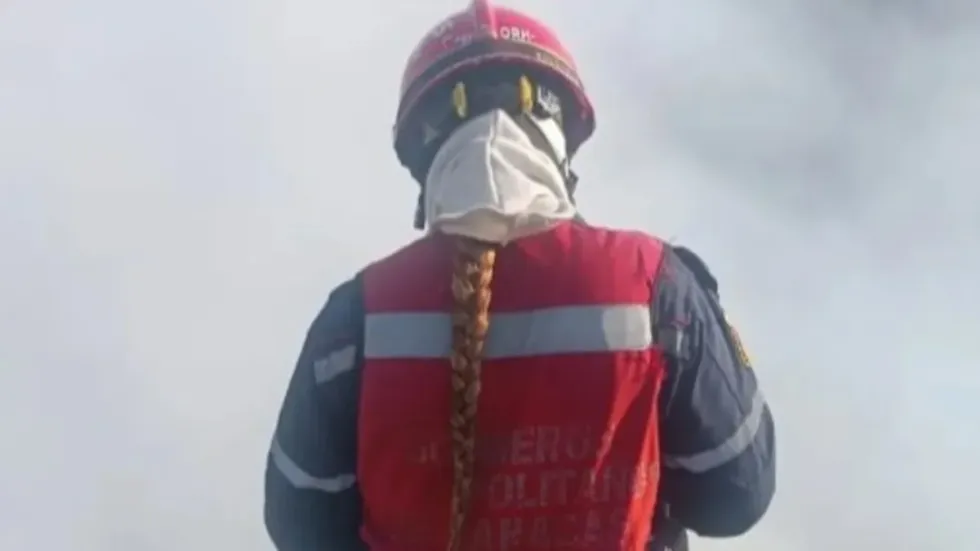 Incendio forestal consume tres viviendas en la carretera vieja Caracas-La Guaira