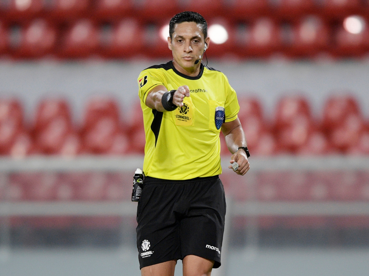 0El arbitraje venezolano estará presente en el Mundial de Clubes 2025, el anuncio fue hecho por la FIFA este lunes en el cual desvela los nombres de los colegiados que impartirán justicia en el certamen.