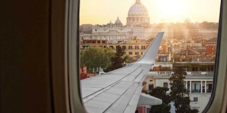 Muerte del papa Francisco dispara los precios de vuelos y hoteles en Roma