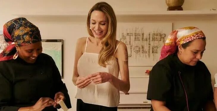 Chef venezolana enseñó a Angelina Jolie cómo se prepara una buena arepa