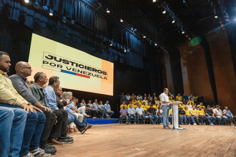 Justicieros llenan Aula Magna de la URU: "El 25 de mayo vamos a votar"
