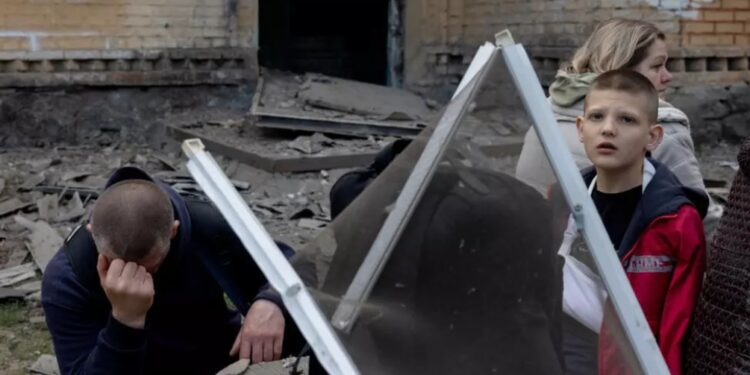 Al menos nueve muertos y más de 70 heridos en el ataque ruso contra Kiev
