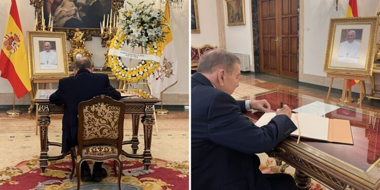 Edmundo González firma el libro de condolencias por la muerte del papa Francisco