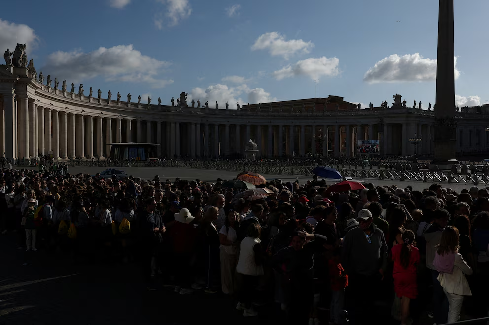 La plaza de San Pedro cerró su acceso al público y comienzan los preparativos para el cierre del féretro del papa Francisco