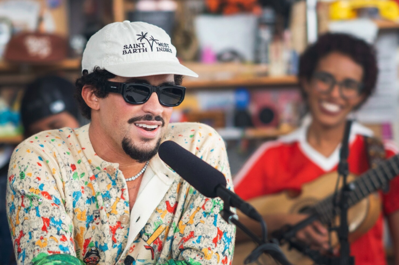 Tiny Desk de Bad Bunny: una fusión íntima de música y cultura boricua