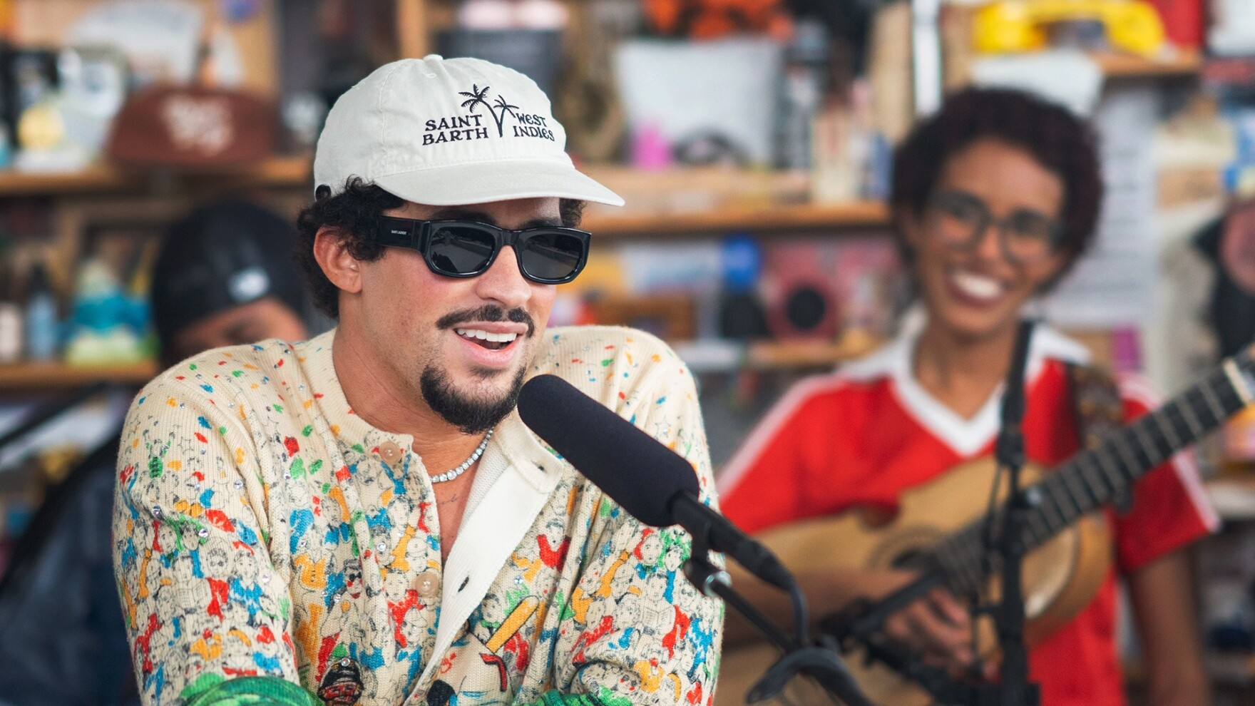 Tiny Desk de Bad Bunny: una fusión íntima de música y cultura boricua