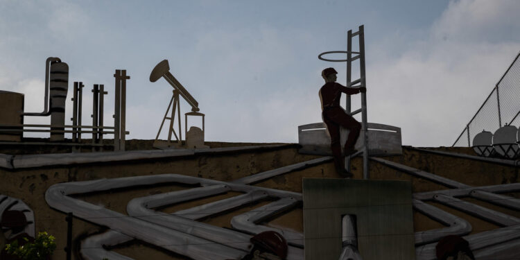 El petróleo alcanza su nivel más bajo en cuatro años ante la incertidumbre económica