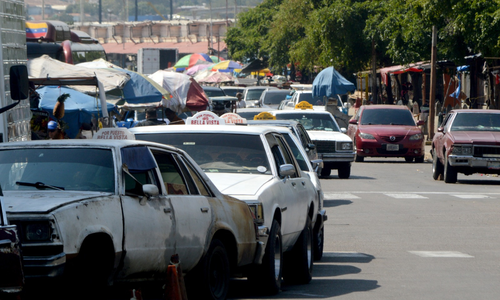Usuarios de transporte público rechazan el cobro del pasaje en Bs. 40
