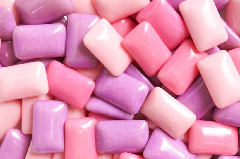 Estudio revela que los chicles liberan microplásticos en la saliva