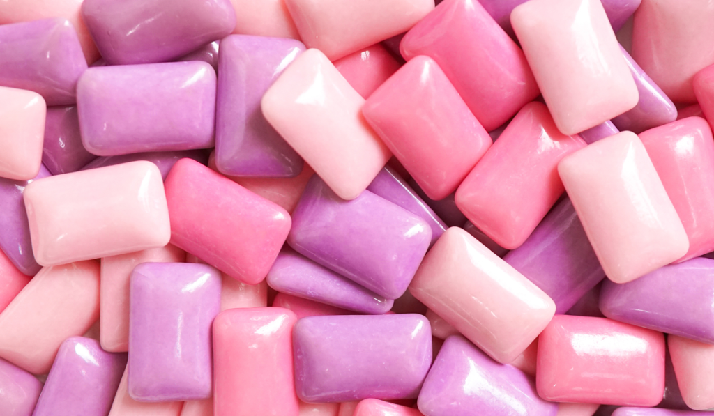 Estudio revela que los chicles liberan microplásticos en la saliva