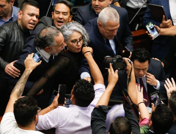 Ministro del Interior de Colombia protagonizó un 'agarrón' en el Congreso tras el hundimiento de la consulta popular
