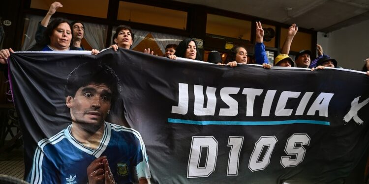 Allanan empresa de medicina domiciliaria que atendió a Maradona en Argentina