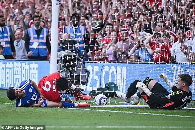 Taiwo Awoniyi en coma inducido tras grave accidente en partido del Nottingham Forest