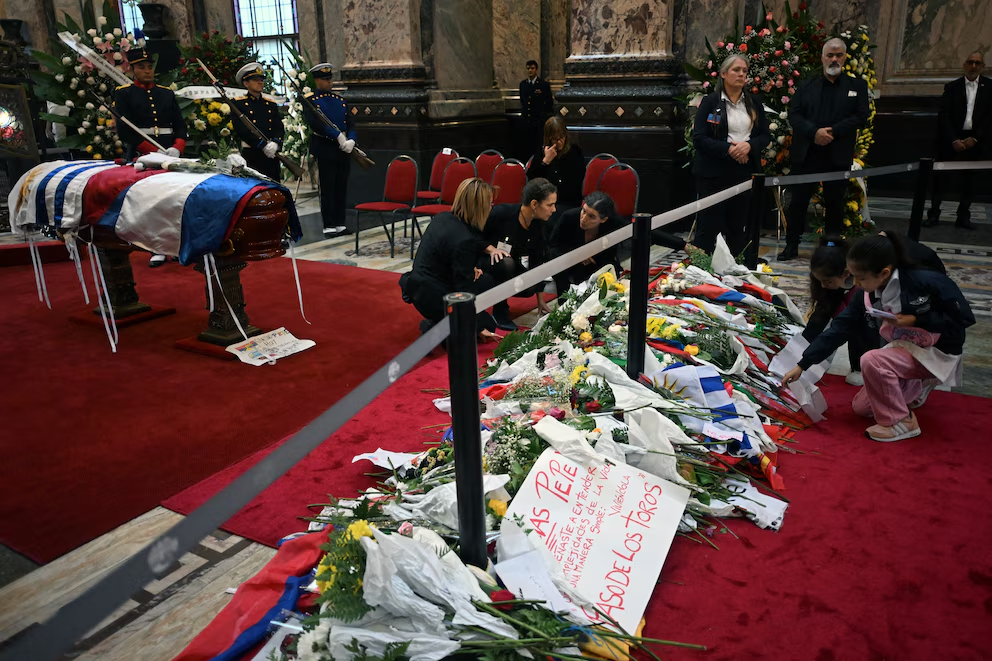 Miles de personas despiden a José Mujica en el segundo día de su velatorio