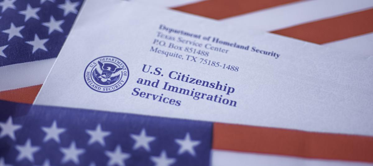 EE.UU. ofrece bono de $1.000 a migrantes con TPS vencido que se autodeporten vía app CBP Home