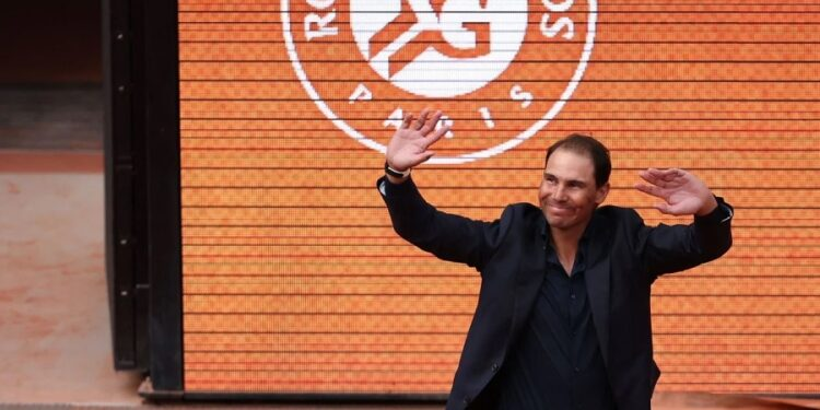 Rafael Nadal recibe emotivo homenaje en Roland Garros y agradece con lágrimas al público