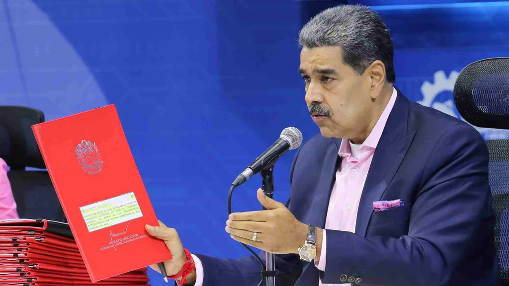 Maduro adelanta juramentación de gobernadores tras cuestionadas elecciones del 25 de mayo