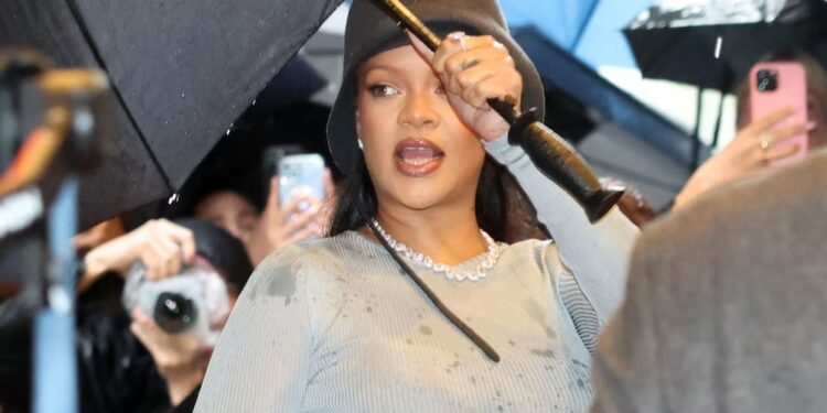 Rihanna deslumbra en la MET Gala 2025 y confirma que espera su tercer hijo