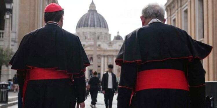 A 48 horas del cónclave para elegir nuevo Papa, un “papable” está desaparecido e impera la confusión