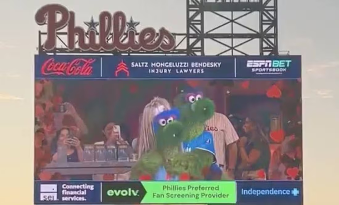 Mascota de los Phillies parodia escándalo de infidelidad en concierto de Coldplay