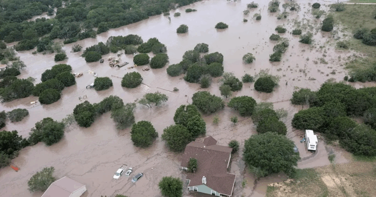 Asciende a 89 el número de fallecidos por inundaciones en Texas