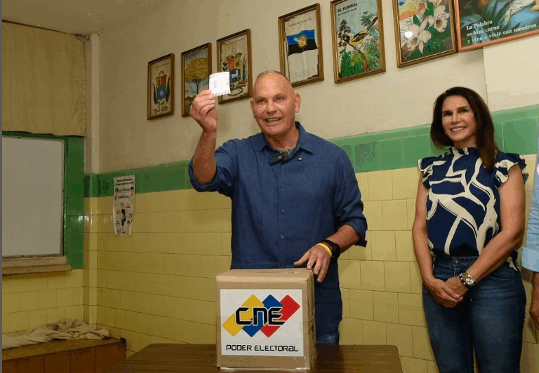 Gian Carlo Di Martino ejerció su voto y llama a respaldar “una Maracaibo hermosa”