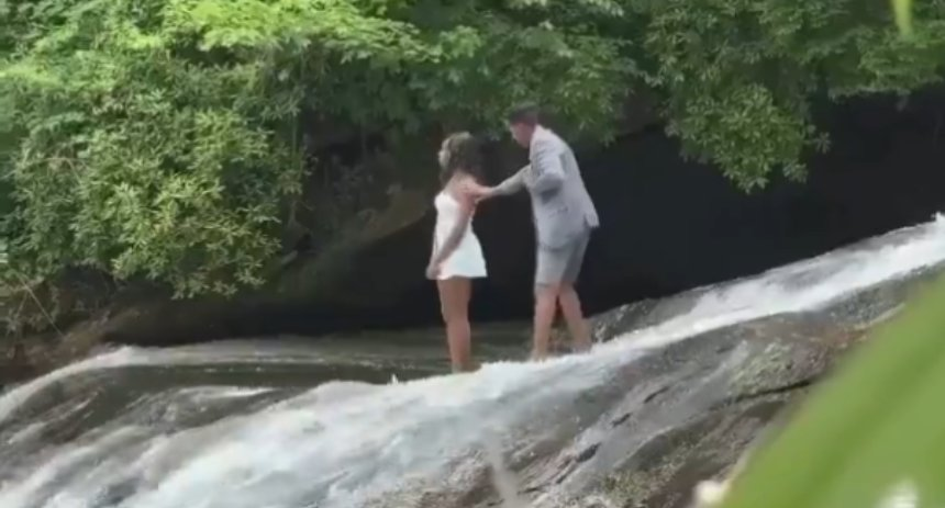 Romántica propuesta de matrimonio casi termina en tragedia en cascada de Georgia