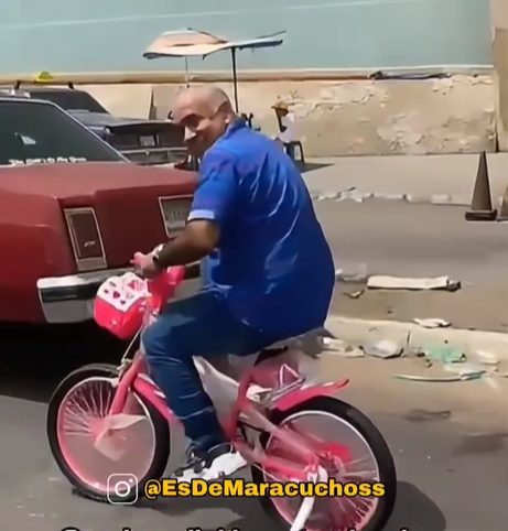 ¡Solo en Maracaibo! Abuelo sorprende al montar minibicicleta rosada y enternece las redes sociales