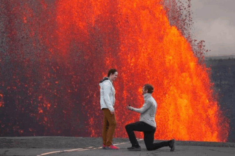 Amor en erupción: meteorólogo propone matrimonio frente a un volcán activo