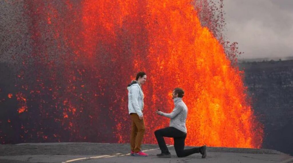 Amor en erupción: meteorólogo propone matrimonio frente a un volcán activo