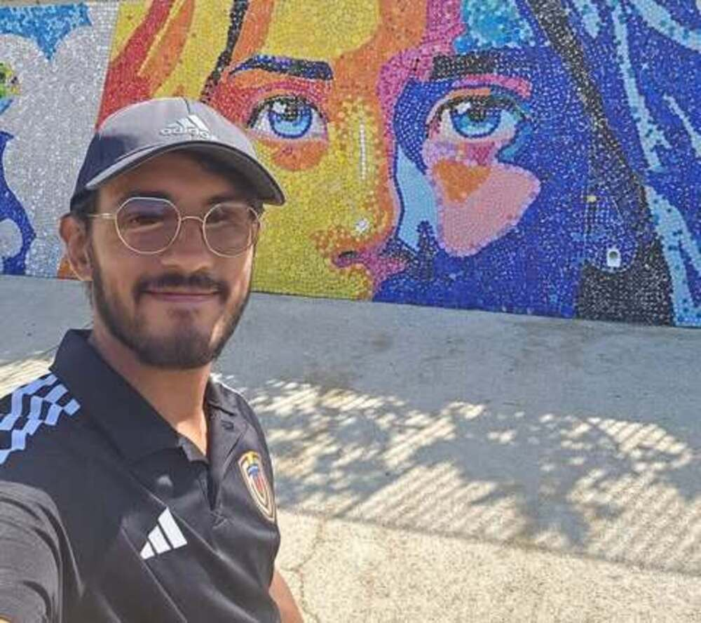 Venezolano Óscar Olivares crea el mural de tapas más grande de Europa en Italia